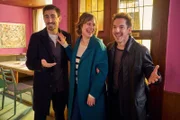 Die Co-Parents Flo (Anton Weil, l.), Juli (Johanna Wieking, M.) und Raúl (Nico Stank, r.) verkünden freudig, dass sie Eltern von Zwillingen werden.