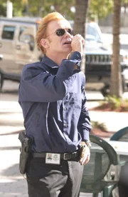Ein Heckenschütze hat in der Innenstadt von Miami zugeschlagen. Für Horatio Caine (David Caruso) und seine Kollegen beginnt ein Wettlauf mit der Zeit, um einen weiteren Mord zu verhindern ...