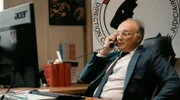 Patrice Lhomme auf seinem Motorrad.; Delaby.; Philippe Menard von der Police Nationale am Telefon.