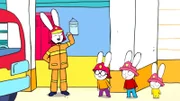 Der nette Feuerwehrmann (l.) zeigt Ferdinand (2.v.l.), Simon (2.v.r.) und Franz (r.), welche Aufgaben Feuerwehrleute alle so erledigen müssen.