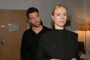 Carlos (Patrick Fernandez) verspricht Zoe (Lara Dandelion Seibert), sie nicht allein zu lassen.