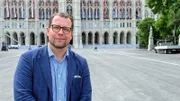 Nicolas Stockhammer vor dem Rathaus am Rathausplatz.