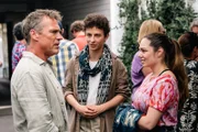 Hauptkommissar Matti Wagner (Pierre Besson, l.) geht mit seiner Kollegin Amira Mahdi (Aylin Ravanyar, r.) zu einem Benefizkonzert für die Firma von Momo Malé (Shadi Eck, M.).