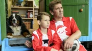 Paul (Amon Wendel, l.) ist sauer, weil er aus dem Team geflogen ist. Jemand hat ihm Zigaretten untergeschoben, nur Fritz Fuchs (Guido Hammesfahr, r.) glaubt an seine Unschuld.