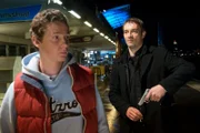 Theis Schneider (Steven Scharf, r.) hofft, dass ihn Lucas (Fabian Meier, l.) auf die Spur der verschwundenen Beute bringt.