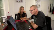 Mike und Farina brauchen unterdessen dringend ein neues Auto, allerdings sind ihre finanziellen Mittel begrenzt.
