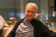 Entspannt feiert Theo Clüver (Robert Atzorn) mit den Flüchtlingen. Noch weiß er nicht, dass Jamilas Sohn unter Mordverdacht geraten wird.