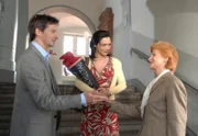 DIE STEIN (1), Herz über Kopf, 26-teilige Fernsehserie, Regie: Karola Hattop. Erster Schultag für Katja Stein in der Heinrich-Heine-Schule: Schulleiter Alexander Fumetti (David C. Bunners, l.) stellt Katja (Julia Stemberger, M.) der Schulsekretärin Frau von Ryben (Irm Hermann, r.) vor.