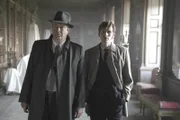 Der junge Endeavour Morse (Shaun Evans, r.) wird dem erfahrenen Ermittler Fred Thursday (Roger Allam, l.) zugeteilt. Gemeinsam gehen sie auf Verbrecherjagd.