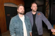 John (Felix von Jascheroff, l.) und Erik (Patrick Heinrich) wundern sich über die Verbundenheit von Zoe und Carlos.
