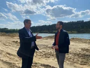 Gemeinsam mit dem damaligen Ermittler (l.) rekapituliert Sven Voss (r.) den außergewöhnlichen Fall eines verschwundenen Ehepaares.
