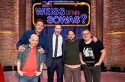 Moderator Kai Pflaume (M.) und seine Rateteam-Kapitäne Bernhard Hoëcker (l.v.) und Elton (r.) begrüßen in dieser Sendung den Schauspieler und ehemaligen Bodybuilder Ralf Möller (l.h.) und den Schauspieler Thomas Kretschmann (2.v.r.).