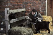 Xaver (Michael Schreiner) ist überrascht, als plötzlich eine andere Ziege in Schattenhofers Stall steht.