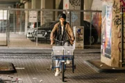 Momo Malé (Shadi Eck) führte gemeinsam mit dem Opfer eine Pilzfarm. Offensichtlich gab es Liquiditätsprobleme. Die SOKO vermutet hier das Motiv für die Tat.