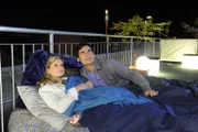 Verbringen einen wunderschönen Abend auf Alexanders Dachterrasse: Mia (Josephine Schmidt, l.) und Alexander (Paul Grashoff, r.) ...
