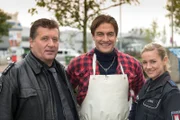 Tonelli (Matze Knop, M.) unterstützt Franzi (Rhea Harder, r.) und Hans (Bruno F. Apitz, l.) tatkräftig.
