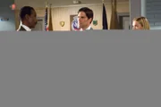 Ein junger Detective aus Kansas City kommt zur BAU und erzählt von 63 verschwundenen Obdachlosen. Seine Vorgesetzten glauben ihm allerdings nicht. Hotch (Thomas Gibson, M.) und JJ (A.J. Cook, r.) fliegen mit ihm nach Kansas, um dem auf den Grund zu gehen. Der zuständige Captain (Steven Williams, l.) lehnt Ermittlungen des FBI's ab, da er an kein Verbrechen glaubt ...