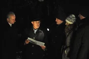 Die Lansinger erwarten von Bürgermeister Schattenhofer eine Erklärung. Von links: Luggi Ems (Hubert Wirth), Lorenz Schattenhofer (Werner Rom), Ludwig Brunner (Martin Wenzl), Caroline Ertl (Teresa Rizos) und Hubert Kirchleitner (Bernhard Ulrich).