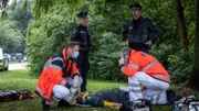 Dr. Haase (Fabian Harloff, l.) und sein Kollege (Komparse) kümmern sich um ihren bewusstlosen Patienten (Jörg Malchow, M.) während Franzi (Rhea Harder-Vennewald, l.) und Mattes (Matthias Schloo, r.) rekonstruieren, was geschehen sein könnte.
