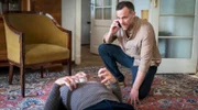 Max (Bernhard Piesk, re.) versucht Henk Busch (Jochen Nickel, r.) zu helfen, der einen Anfall hat.