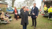 Auf einem Hof bei Wismar entdecken die Kommissare mehrere bewusstlose Menschen. Sie sind zufällig auf den Hof gestoßen, denn auf einem naheliegenden Feld liegt eine Leiche, die vom Blitz getroffen wurde. Aber was ist hier vorgefallen? Noch können sich Dr. Sturbeck (Katharina Blaschke, l.), Timmermann (Mathias Junge, 2.v.l.), Katrin Börensen (Claudia Schmutzler, 2.v.r.) und Lars Pöhlmann (Dominic Boeer, r.) keinen Reim auf die Sache machen.