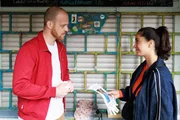 Esma (Özge Delioglan) ist berührt, als Tobias (Patrick Müller) ihre Zweifel nimmt: Sie wird eine tolle Hundemama.