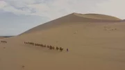 Die Seidenstraße verbindet China seit dem zweiten Jahrhundert vor Christus mit dem Westen und fördert über Jahrhunderte den Austausch von Waren und Ideen.