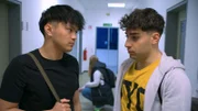 Karim will mit ehrlicher Arbeit Geld für die Reise mit Elias auf die Philippinen verdienen. Doch Elias geht das nicht schnell genug: Heimlich kontaktiert er seine alten Gangsterfreunde. Als er einen Rückzieher macht, wird?s brandgefährlich?