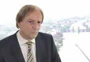 Topmanager Albert Marquard (Günther Maria Halmer) hat große Pläne für das Reederei-Geschäft in Berlin.