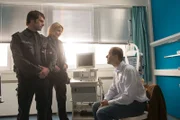 Alex Hagemeyer (Michael Wenninger, r.) macht sich große Sorgen um seine Frau. Melanie (Sanna Englund, M.) und Mattes (Matthias Schloo, l.) versuchen, ihn zu beruhigen.