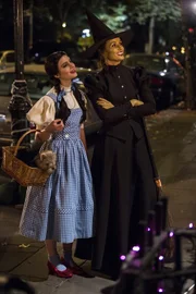 Haben an Halloween Spaß, während Danny und Linda arbeiten müssen: Erin (Bridget Moynahan, r.) und Nicky (Sami Gayle, l.) ...