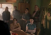 In Juniper machen sich Bonnies Eltern und Addies Familie Sorgen. Sie sprechen mit der Polizei und warten gemeinsam. Von links: Martha (Natasha Alderslade), Keedie (Georgia De Gidlow), Tom (Andrew Steele), Bess (Zahra Browne), Nina (Cait Hamilton) und James (Geoffrey Newland)