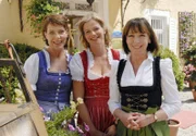 Ruth (Heidelinde Weis, re.) lässt sich gemeinsam mit ihrer Schwiegertochter Carla (Janina Hartwig, li.) und ihrer Enkeltochter Marie (Mira Bartuschek) für das neue Hotelprospekt fotografieren.