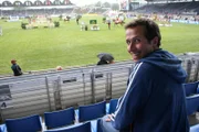 Willi ist diesmal beim größten Reitturnier der Welt in Aachen. Er schaut sich das Parcoursspringen von der Tribüne aus an.