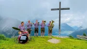 Seppi Moser und seine Schönjocha sind Volksmusikanten aus Leidenschaft. Sie verbindet die Liebe zur Musik, Heimat und Tradition. Gleichzeitig ist Musik für sie die beste Möglichkeit, dem schnellen, lauten Alltag zu entfliehen.