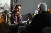 Trixi freut sich, dass sie Senior Kreitner mit "Essen dahoam" von ihrer Kochkunst überzeugen kann. Von links: Trixi Preissinger (Doreen Dietel) und Herr Kreitner (Hans Hofmann).