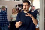 Flo (Anton Weil) will Co-Parent werden und erklärt, wie die Befruchtung abläuft.