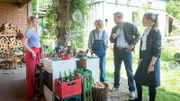 Samuel hat auf einem Künstlerhof gelebt, hat hier extravagante Steinwaschbecken gebaut. Pöhlmann(Dominic Boeer, 2.v.r.) und Anneke (Isabel Berghout, r.) statten den Bewohnern einen Besuch ab: Tina Sommer (Sina Ebell, l.) und Ingo Maurer (Jochen Drechsler, 2.v.l.). Wissen sie etwas von Samuels etwaigen Drogengeschäften?
