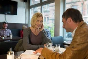 Melanie (Sanna Englund, l.) spielt den Lockvogel, um herauszubekommen, ob Pieter van Graal (Clemens Löhr) mit dem Überfall auf Frau Hagemeyer zu tun hat.