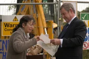 Alyssa Bradley (Marion Bailey, l.) und DCI Tom Barnaby (John Nettles, r.).