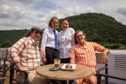 Guildo Horn (links), sein Gitarrist und die Praktikantinnen Steffi Gehrlein und Alexandra Stockerl sitzen auf dem Sonnendeck und essen Nussecken.