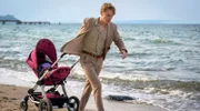 Kai (Lukas Zumbrock) ist am Strand spazieren