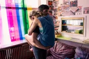 Miki (Slavko Popadic) tröstet Sandra (Franziska Hartmann) nach der Fehlgeburt.