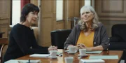 Dianes (Anne Alvaro, l.) vorschnelles Handeln beschert Nadia Menour (Brigitte Sy, r.) und der Opéra ein großes Problem. Die Aufführung eines bereits eingeplanten Stücks muss wegen rechtlicher Probleme neu verhandelt werden. Um diese fatale Situation abzuwenden, muss eine Lösung her, und zwar sofort.