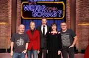 Moderator Kai Pflaume (M.) und seine Rateteam-Kapitäne Bernhard Hoëcker (l.) und Elton (r.) begrüßen in dieser Sendung die Schauspielerin Katja Flint (2.v.l.) und die Schauspielerin Meret Becker (2.v.r.).