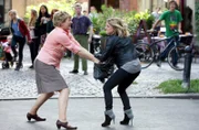NDR Fernsehen HEITER BIS TÖDLICH: HAUPTSTADTREVIER, "Die Doppelgängerin", am Samstag um 16:45 Uhr. Elisabeth Krutsch (Heike Jonca, l.), Besitzerin eines Schreibwarenladens, geht auf Jeanette Biedermann (Jeanette Biedermann, r.) los. Sie hat ihre Einkäufe in Höhe von 150 Euro nicht bezahlt. Julia Klug (Friederike Kempter, im HG mit Baby Ellie) wird zufällig Zeuge des Angriffs.