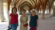 Manuela Prediger und Monika Siegel besuchen eine Führung im Kloster Eberbach.