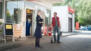 Die Ermittlungen haben ergeben, dass Samuel Bertz am Abend auf dem Weg zur Kiesgrube noch tanken war. Was hat die Überwachungskamera aufgezeichnet? Anneke van der Meer (Isabel Berghout) will herausfinden, ob Samuel allein in seinem Auto saß, oder ob vielleicht jemand neben ihm gesessen hat…?