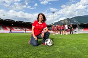 Mona mittendrin Schweizer Frauen-Nati vor der EM - Mit Hoffnung in das Turnier des Lebens EM-Hauptprobe für Mona Vetsch im Stadion de Tourbillon in Sion.