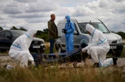 Der Fall des toten Jugendlichen aus dem Erziehungsheim gibt Ermittler Sebastian Ståhl (Erik Johansson, Mitte l.) Rätsel auf.